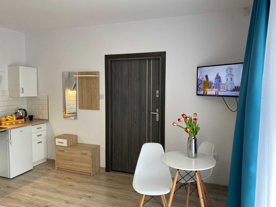 Apartament z aneksem kuchennym i łazienką Przestronny