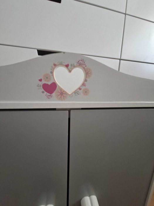 Armário de Madeira para Bonecas (Love Bebé) – Com Gavetas e Cabides