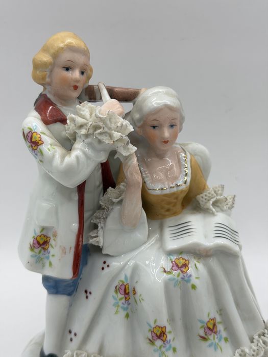 Porcelanowa figurka przedstawiająca parę muzyków w stylu rokoko