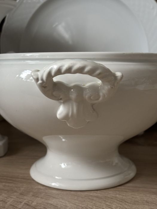 Biała waza do zupy na nóżce