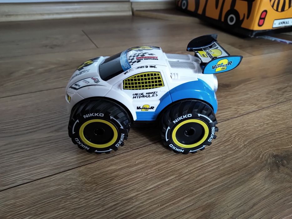 Autko solidne na dużych kolach