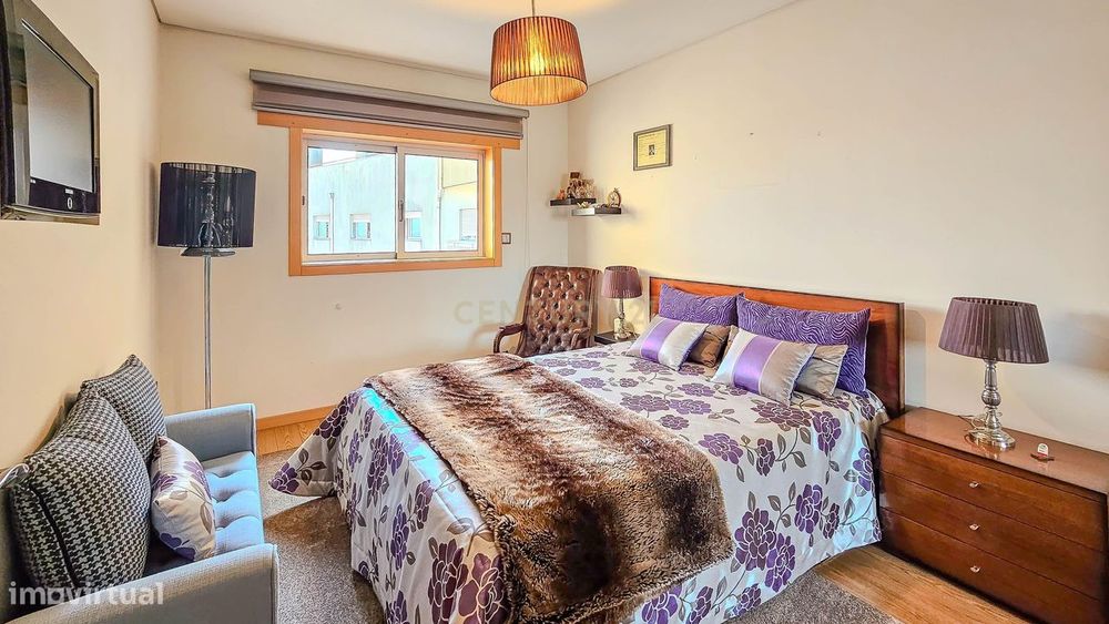 Apartamento T2 no Bonfim, Porto, terraço fechado e varanda.