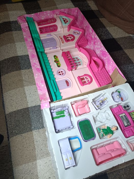 Іграшковий дім для кукол