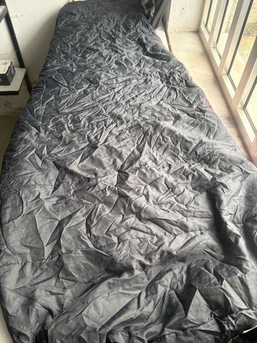 Saco cama cinzento e vermelho