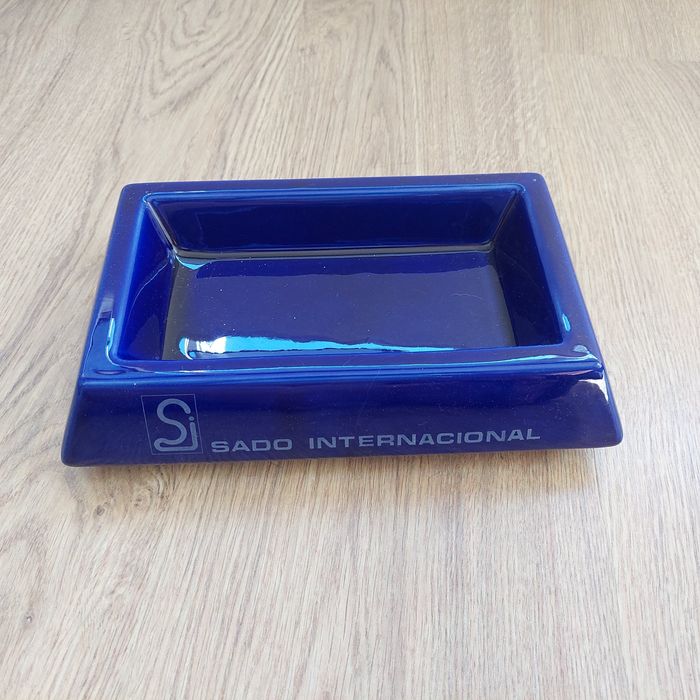 Cinzeira azul com logo institucional