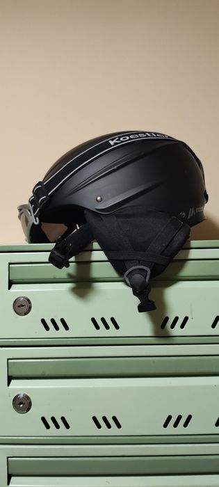 Kask narciarski dziecięcy z goglami.