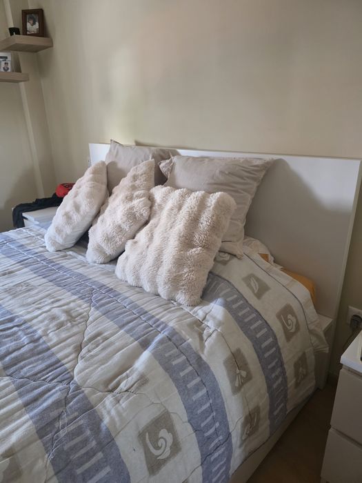 Cama e mesa de cabeceira
