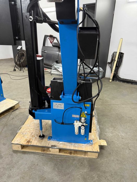 Pneumatyczna montażownica do opon z blokadą JT-609