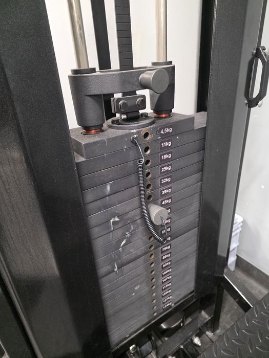 TANIO SZYBKO Maszyna do przysiadów Hammer Strength V-Squat MTS