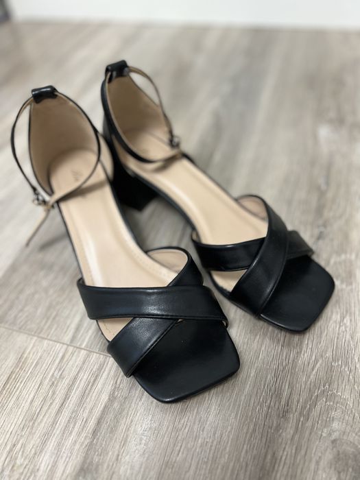 Босоніжки жіночі