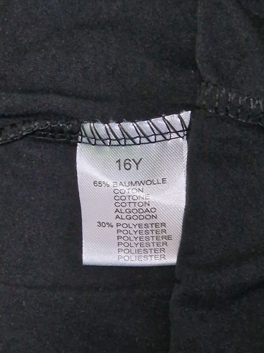 Conjunto de camisola e calção para menina. Tamanho 16 anos