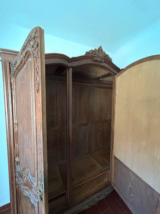 Mobília de quarto  (inclui cama de casal, espelho , cadeira , comoda e roupeiro)