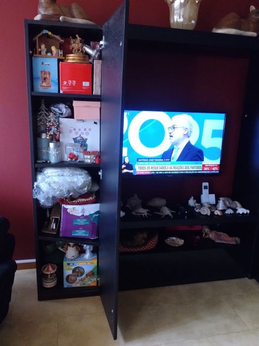 Móvel Moderno Preto com Portas Espelhadas