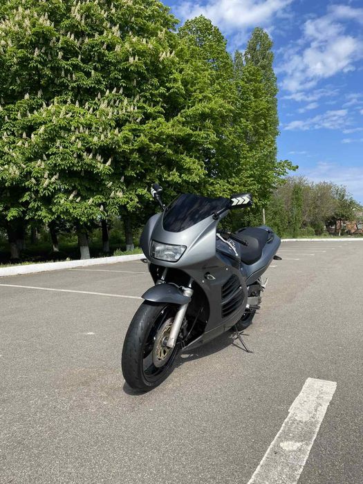Suzuki RF 600 R.