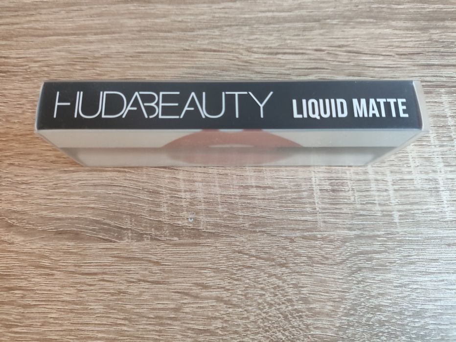 Huda Beauty Venus Pomadka