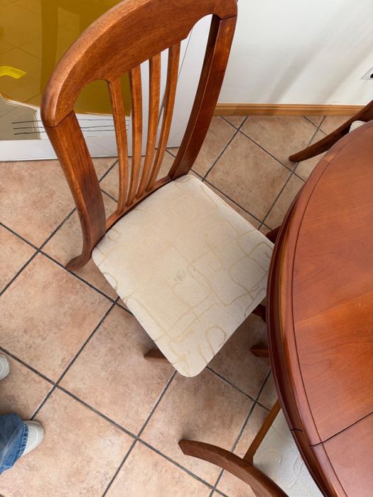 Mesa Redonda Extensível e 4 Cadeiras