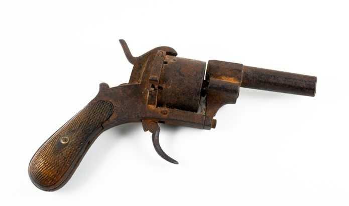 Revólver antigo belga