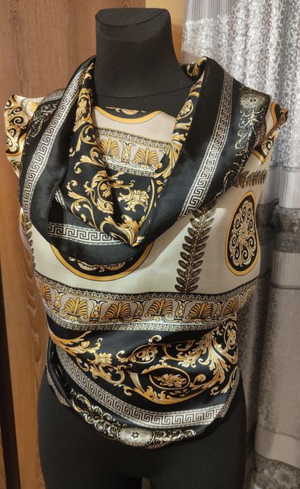 Szalik damski czarny w złote liście.