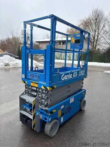 Na wynajem podnośnik nożycowy elektryczny GENIE GS-1530, 6m