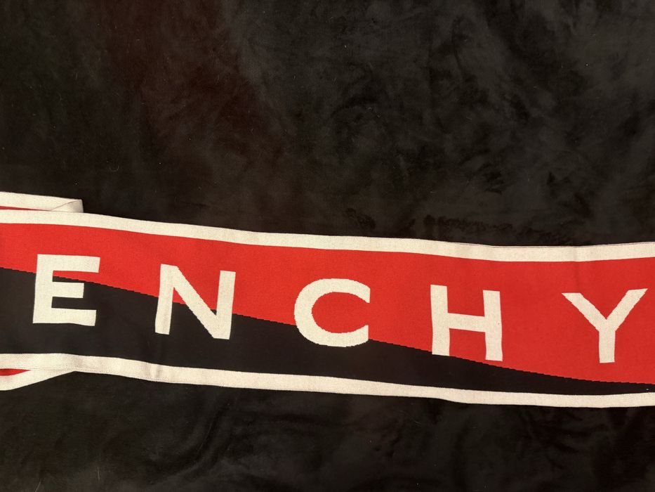 Piękny Szal Givenchy