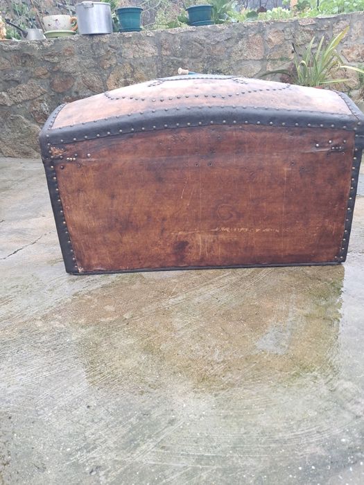 Arca antiga forrada a pele  medidas altura 0.60 comprimento  1m l