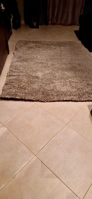 Carpete cor caqui, em óptimo estado.