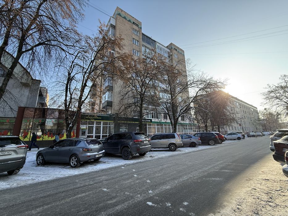 Центр міста. 2 поверх. 82м2. Частковий ремонт. Цегляний будинок