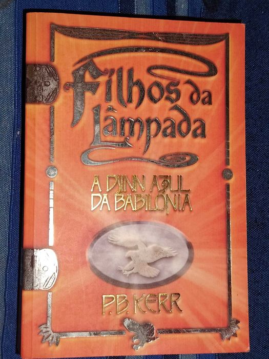 "A Djinn Azul da Babilónia - Filhos da Lâmpada 2" - P. B. Kerr - Portes Incluídos
