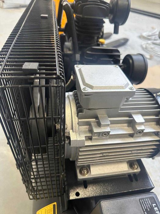 Kompresor Sprężarka Tłokowa 100L 10bar 2,2kW Powystawowa