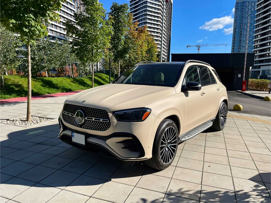 родам Mercedes-Benz GLE-Class 2024 FULL ФАРШ (GLE 350 4MATIC, 2,0 л, AWD)

Идеальная машина, полностью отреставрирована после приезда из Америки. Сама купила для себя машинку, но переезжаю в другую страну, поэтому вынуждена продать свою кроху.
Машина в идеальном состоянии, без каких-либо технических недостатков.
Обклеила ее стильной матовой пленкой.
Ездила лишь несколько месяцев в Варшаве, всё это время под моим надзором.
Полный привод (AWD), мощный 2.0-литровый турбо двигатель

Я хочу передать этот автомобиль в надёжные руки человеку, который оценит и полюбит его так же, как я.
Звоните - отвечу с радостью на все вопросы и договоримся о встрече.