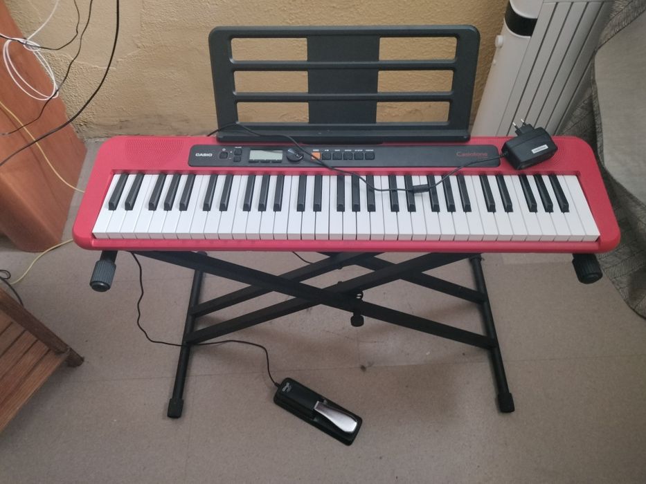 Vendo Teclado acompanhado de pedal e tripé.