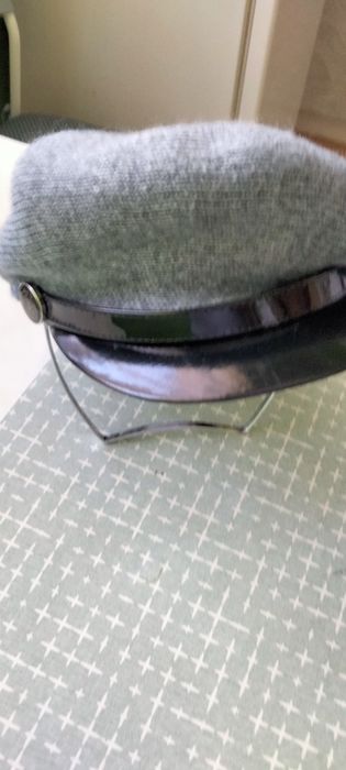 Czapka z daszkiem nowa bez metki można nosić na różne sposoby