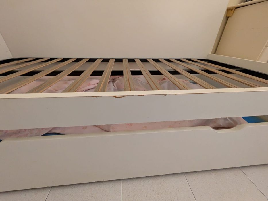 Cama dupla Ikea, com 1 colchão e estrado