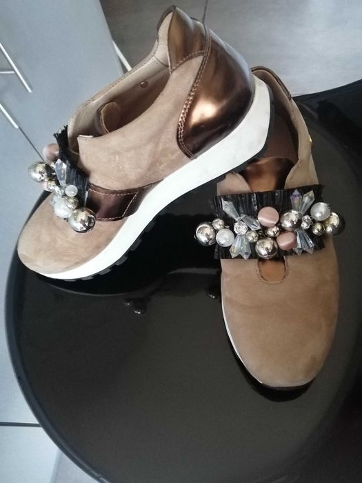 Bota e sapatilhas de mulher