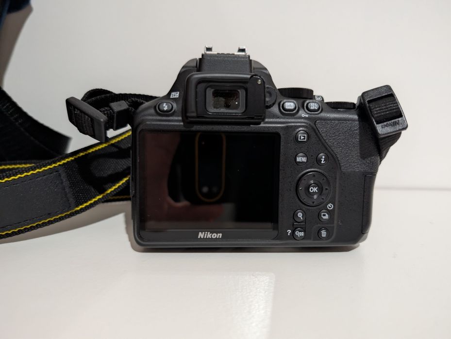 Nikon D3500 + Lente AF-P NIKKOR 18-55mm + Carregador Original + Estojo