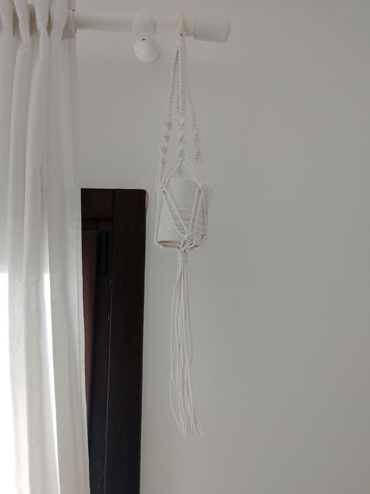 Floreira suspensa em macramé