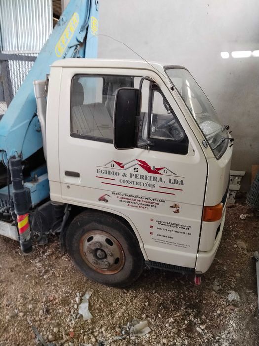 Carrinha basculante com grua