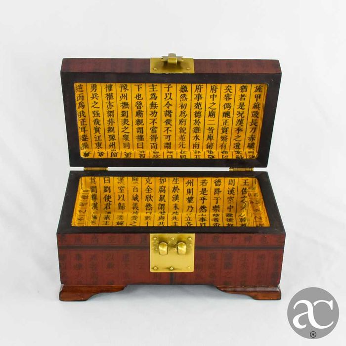 Caixa / Guarda-joias com carateres chineses, madeira e metal dourado