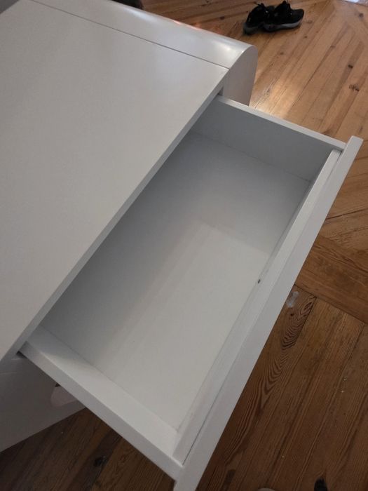 Conjunto mesa e gaveteira Kare