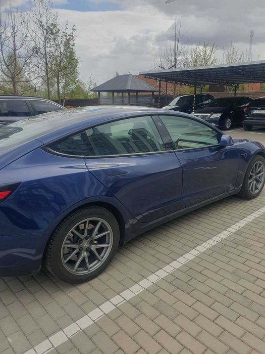 Продаю свою машину. TESLA Model 3
