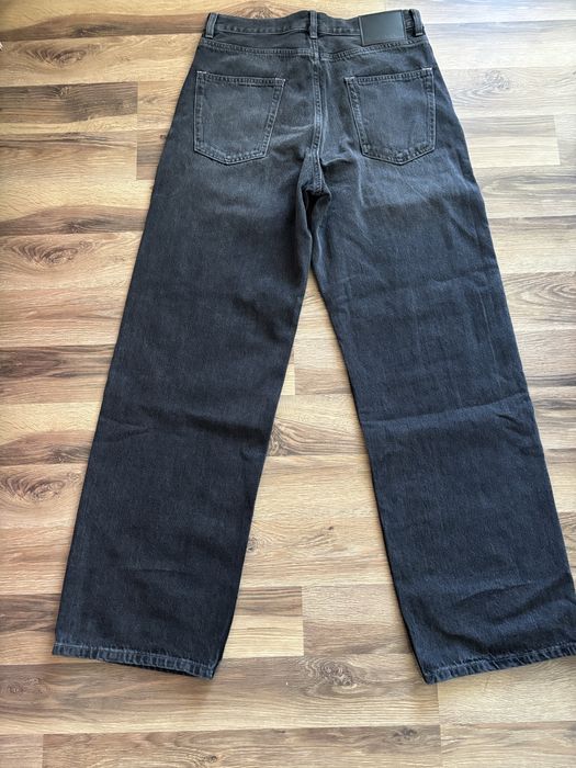 Czarne i niebieskie spodnie