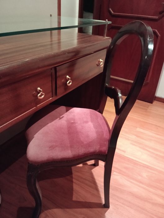 URGENTE - Móvel de madeira  cerejeira com 2 gavetas + cadeira