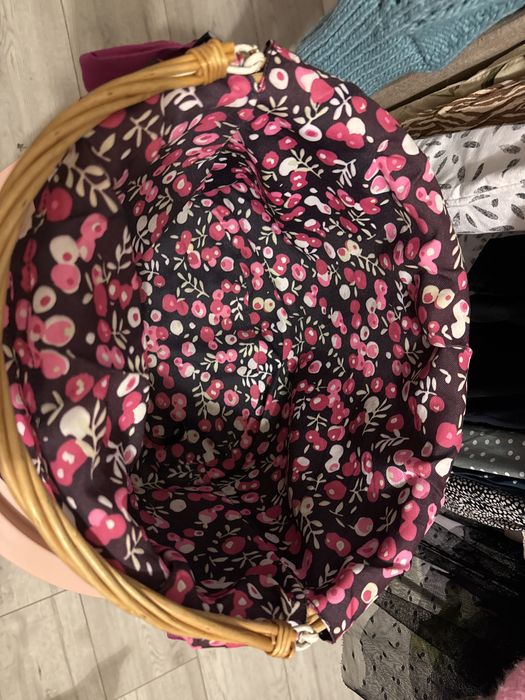 Koszyk wiklinowy na rower wypełnieniem