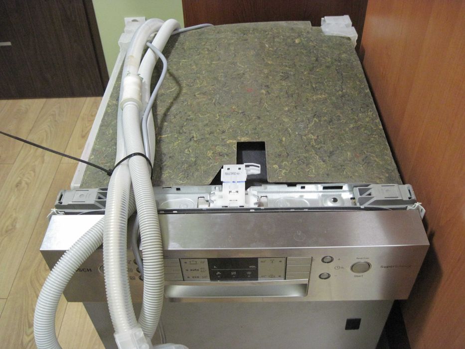 zmywarka do zabudowy 45 Bosch z widocznym panelem