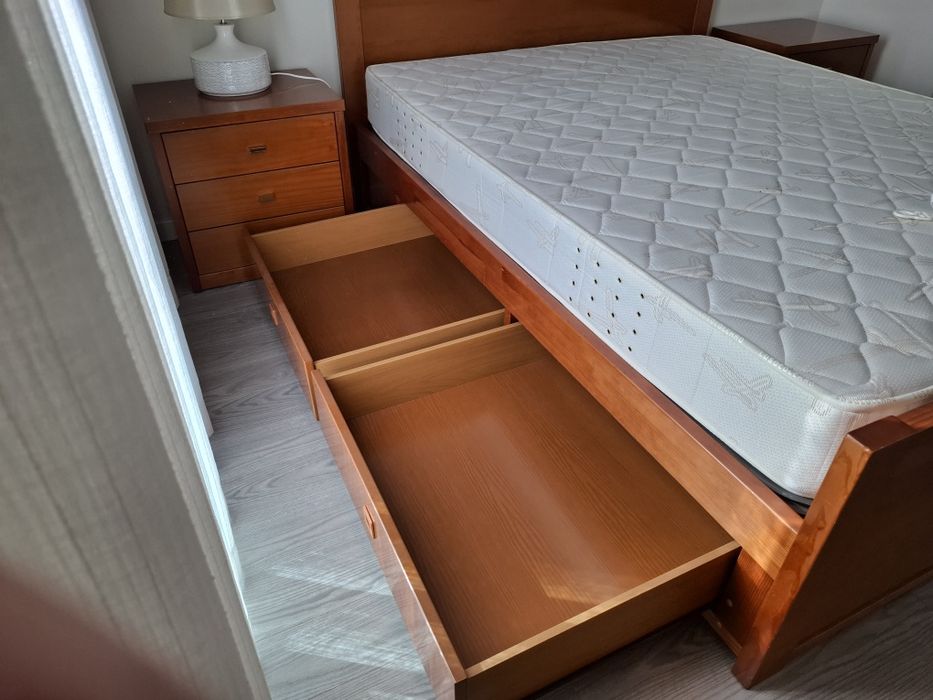Vende-se Cama casal com arrumação, mesas cabeceira,  camiseiro