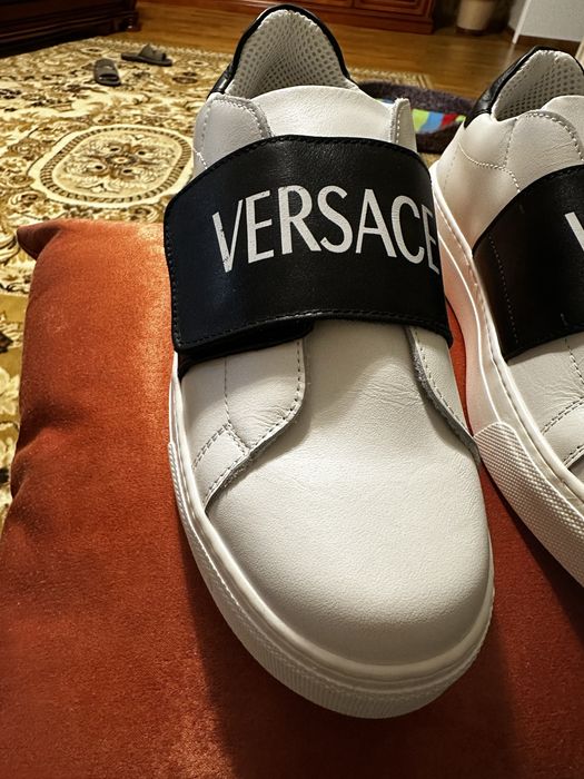 Продам нові кросівки Versace