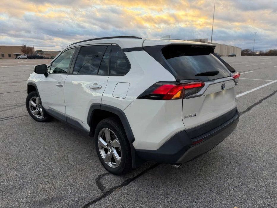 Toyota RAV4 Hybrid Limited      2019