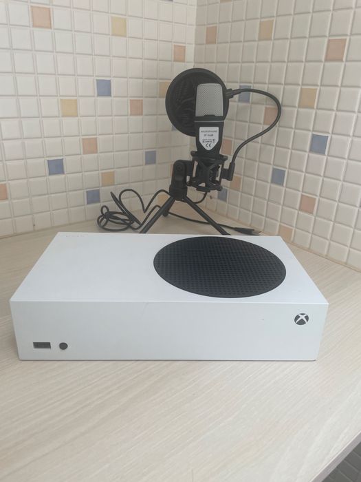 Xbox série S com comando, microfone gamer, cabos e uma base