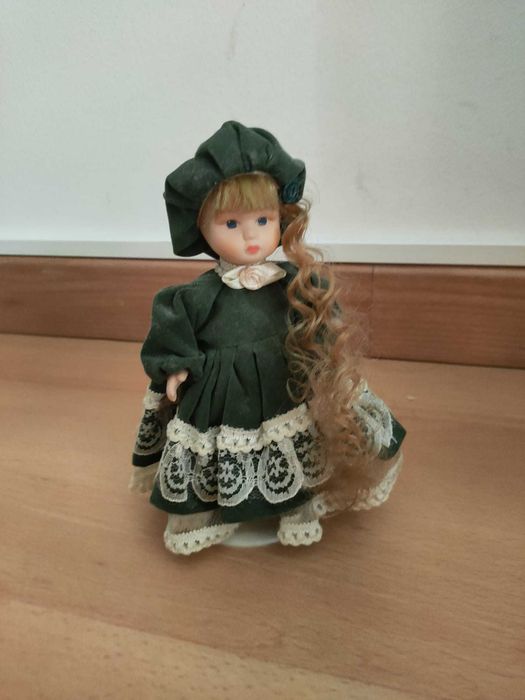 Boneca de porcelana antiga