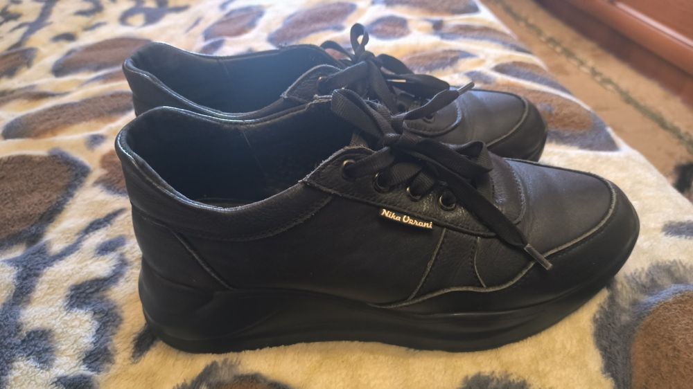 Жіночі шкіряні кросовки